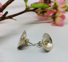 Load image into Gallery viewer, Shimara Carlow Silver Daisy Cup Earrings med
