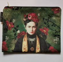 Load image into Gallery viewer, Voglio Bene Velvet Pouch/makeup bag Carmen
